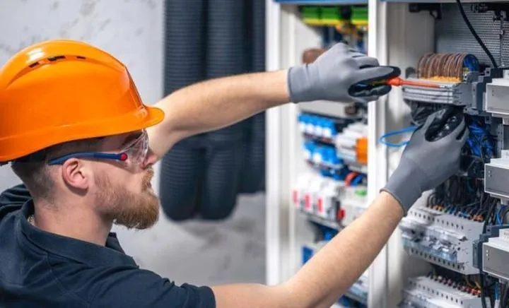 Ile zarabia elektryk miesięcznie? Odkryj zaskakujące różnice w wynagrodzeniach w tym zawodzie