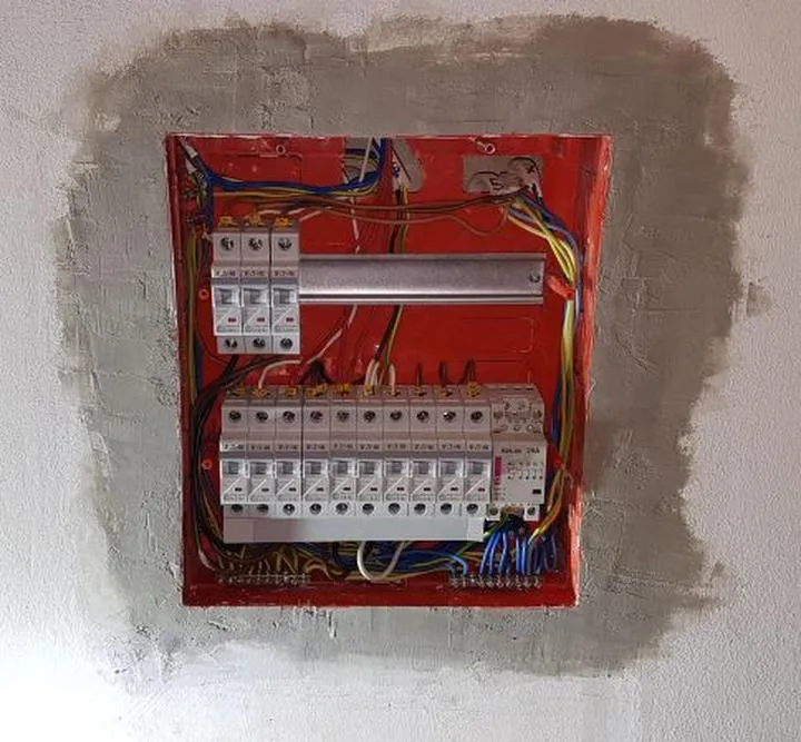 Jak uzyskać najlepsze ceny za podłączenie skrzynki elektrycznej i zapewnić profesjonalne wykonanie?