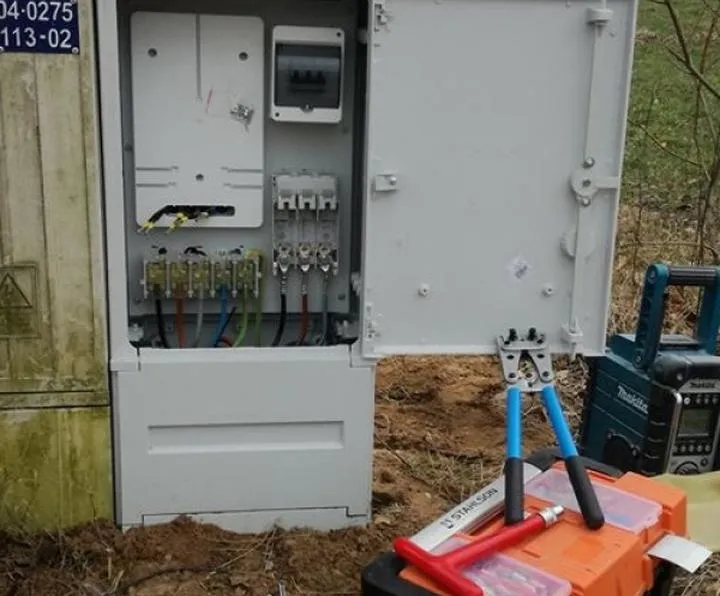 Jakie są koszty i etapy wykonania założenia przyłącza elektrycznego?