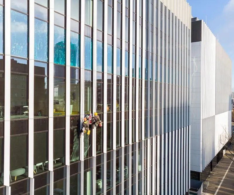 Perowskity a panele słoneczne: Co warto wiedzieć o cenach, opiniach i wydajności ogniw?